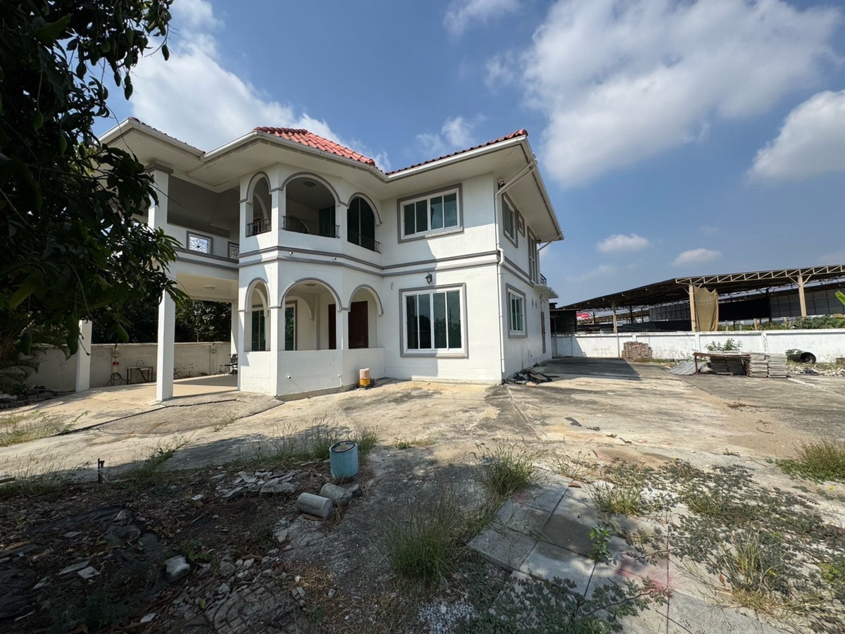 For RentHome OfficePattanakan, Srinakarin : Home office for rent, Krungthep Kreetha, new road (Soi Srinakarin - Romklao), 1 rai of land, parking for 15 cars+