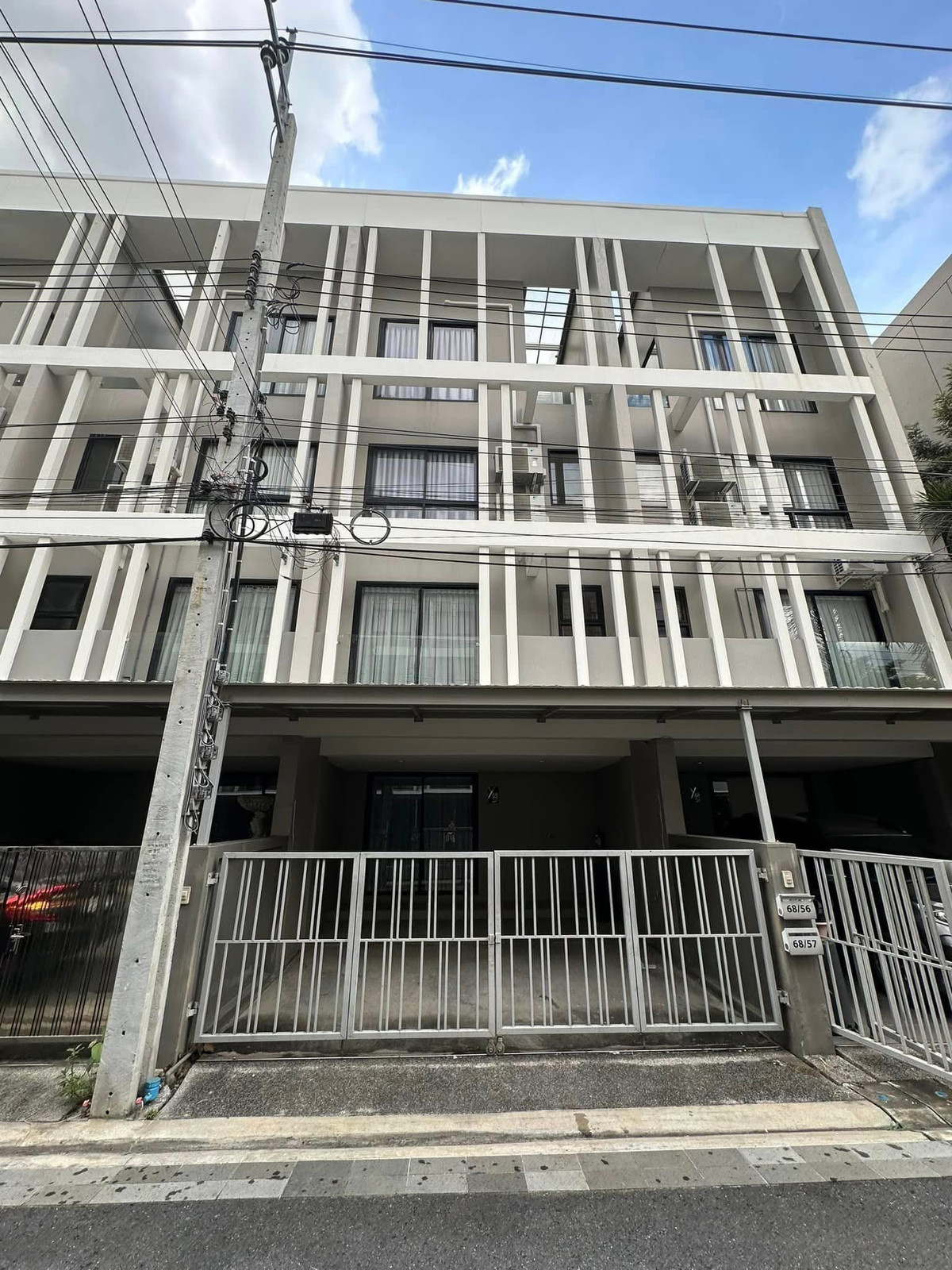 For RentTownhomeBangna, Bearing, Lasalle : Townhome for rent, 4 floors, near BTS Samrong, pet friendly, 4 bedrooms, 4 bathrooms, Y Residence Sukhumvit 113 project, Pet-Friendly 35 K