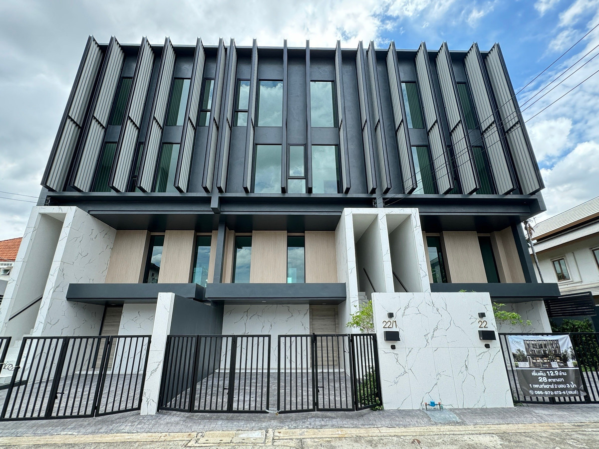 ขายทาวน์โฮมโชคชัย4 ลาดพร้าว71 : 90023 - ขายPenthouses 4 ชั้น ระดับ LUXURYหนึ่งเดียวในโชคชัย 4 มีฟังก์ชัน Courtyard Living ให้แสงกระทบพื้นที่สีเขียวกลางบ้าน เสริมหลักฮวงจุ้ย