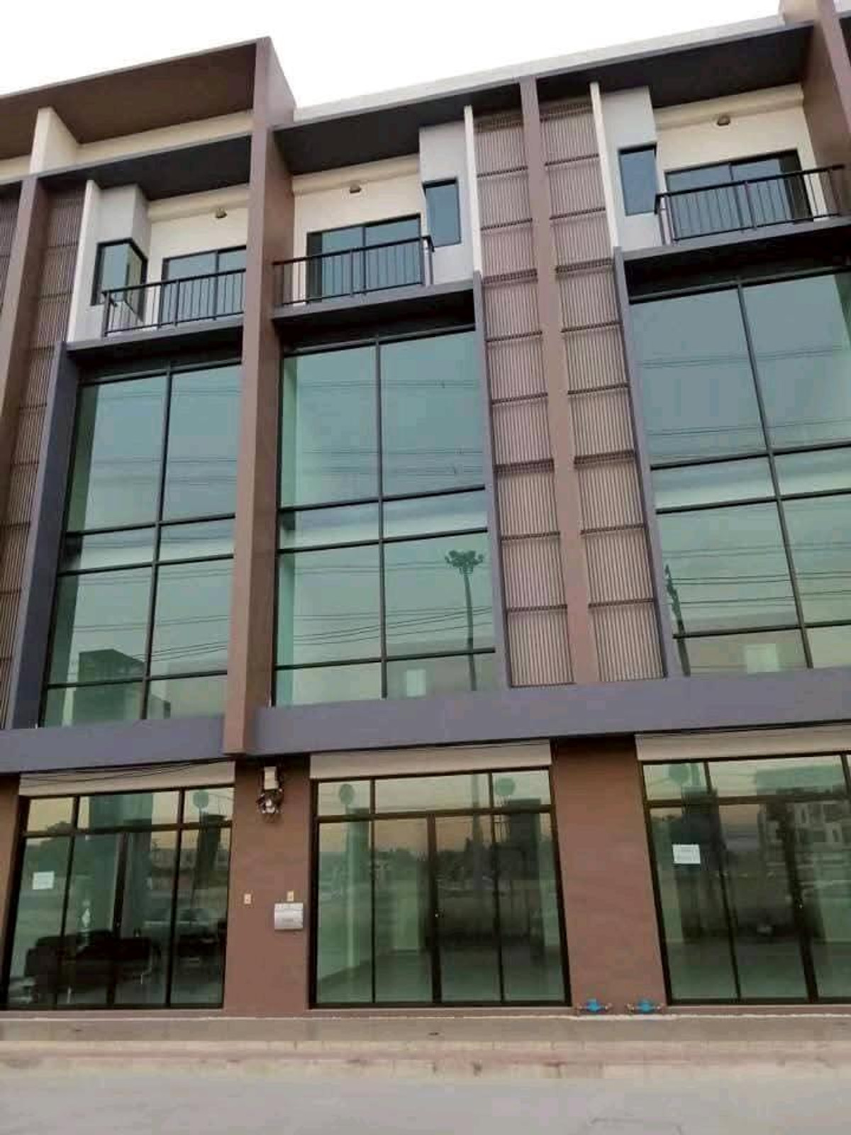 For RentTownhomePattanakan, Srinakarin : For rent 🏡 Home office in front of the project (can register a company)