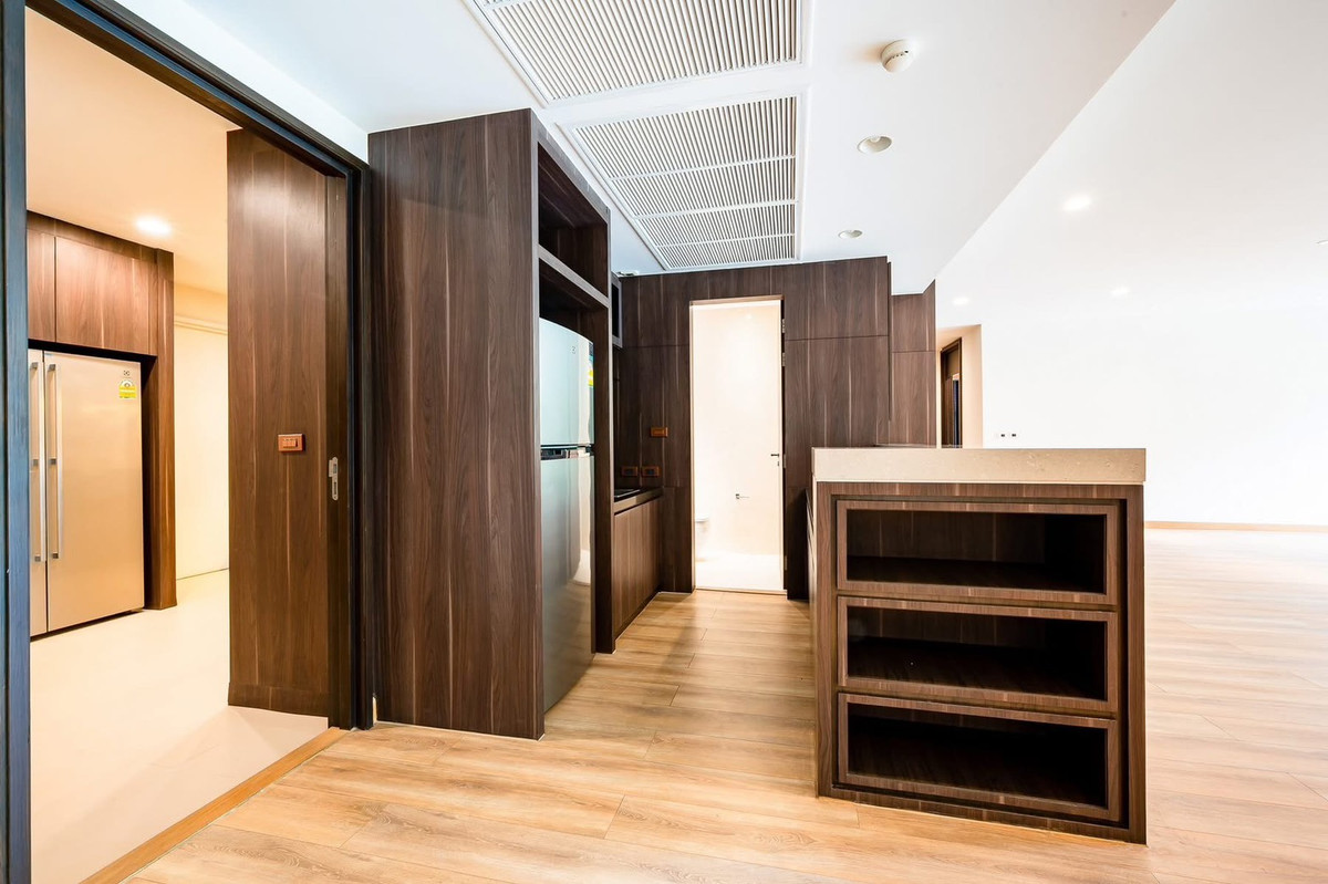 For SaleCondoOnnut, Udomsuk : Park Court Sukhumvit 77 / Pet-Friendly Spacious waterside in Onnut area. / 3 bed 285 sq.m.Tel. 0937890899