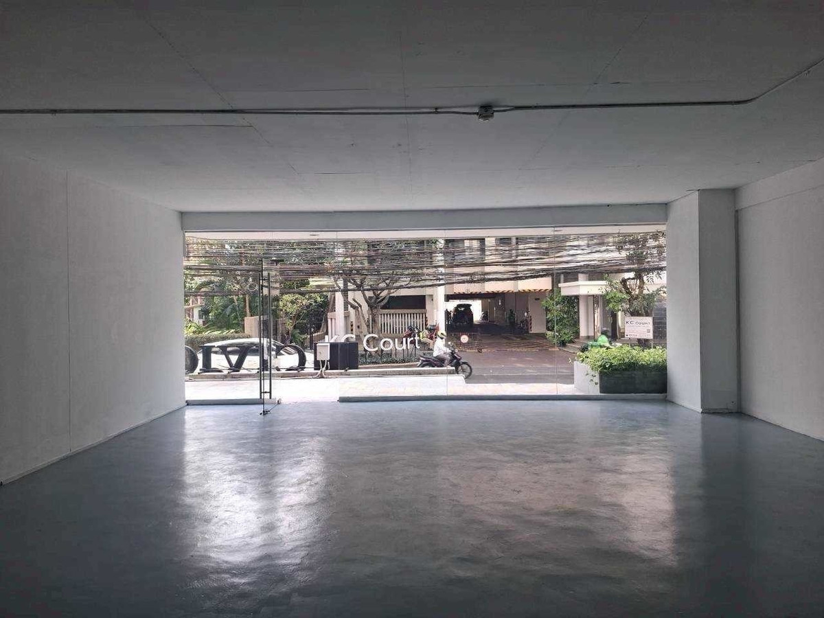 For RentRetail SpaceSukhumvit, Asoke, Thonglor : Space for rent for doing business, 80 square meters @ Thonglor Sukhumvit 55, Floor G, has parking.
