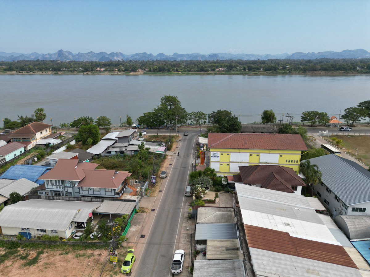 ขายทาวน์โฮมนครพนม : #ขายบ้านริมแม่น้ำโขง #เมืองนครพนม ทำเลดีมากๆ สวยสภาพดี 95% ขายถูก พร้อมอยู่ได้เลย 100 เมตร ถึงริมโขง  #ขายทาวน์เฮาส์ริมโขง 2 ชั้น ขนาด 34.9 ตรว. พื้นที่ใช้สอยรวม 200 ตรม. 2 นอน 2 น้ำ 1 ครัว 2 ที่จอดรถ 