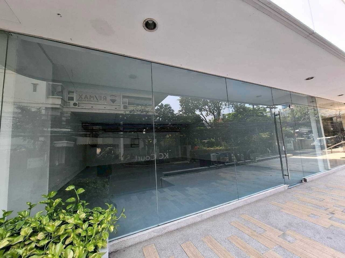 For RentRetail SpaceSukhumvit, Asoke, Thonglor : Space for rent for doing business, 80 square meters @ Thonglor Sukhumvit 55, Floor G, has parking.