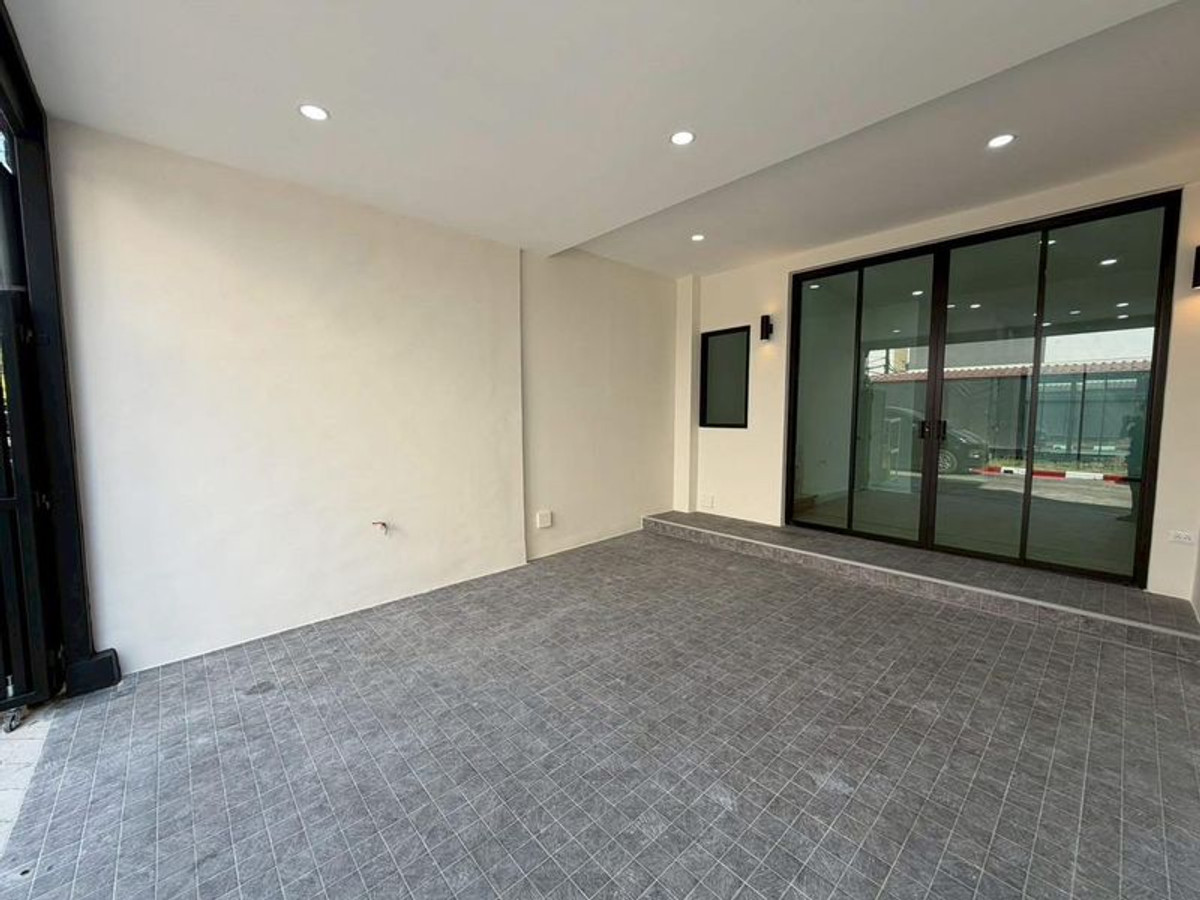 ขายทาวน์โฮมนวมินทร์ รามอินทรา : ทาวน์โฮม 3 ชั้น โครงการซิกเนเจอร์ วัชรพล (Sixnature Watcharapol) ขนาด 17 ตารางวา 3 ห้องนอน แขวงท่าแร้ง เขตบางเขน กรุงเทพมหานคร