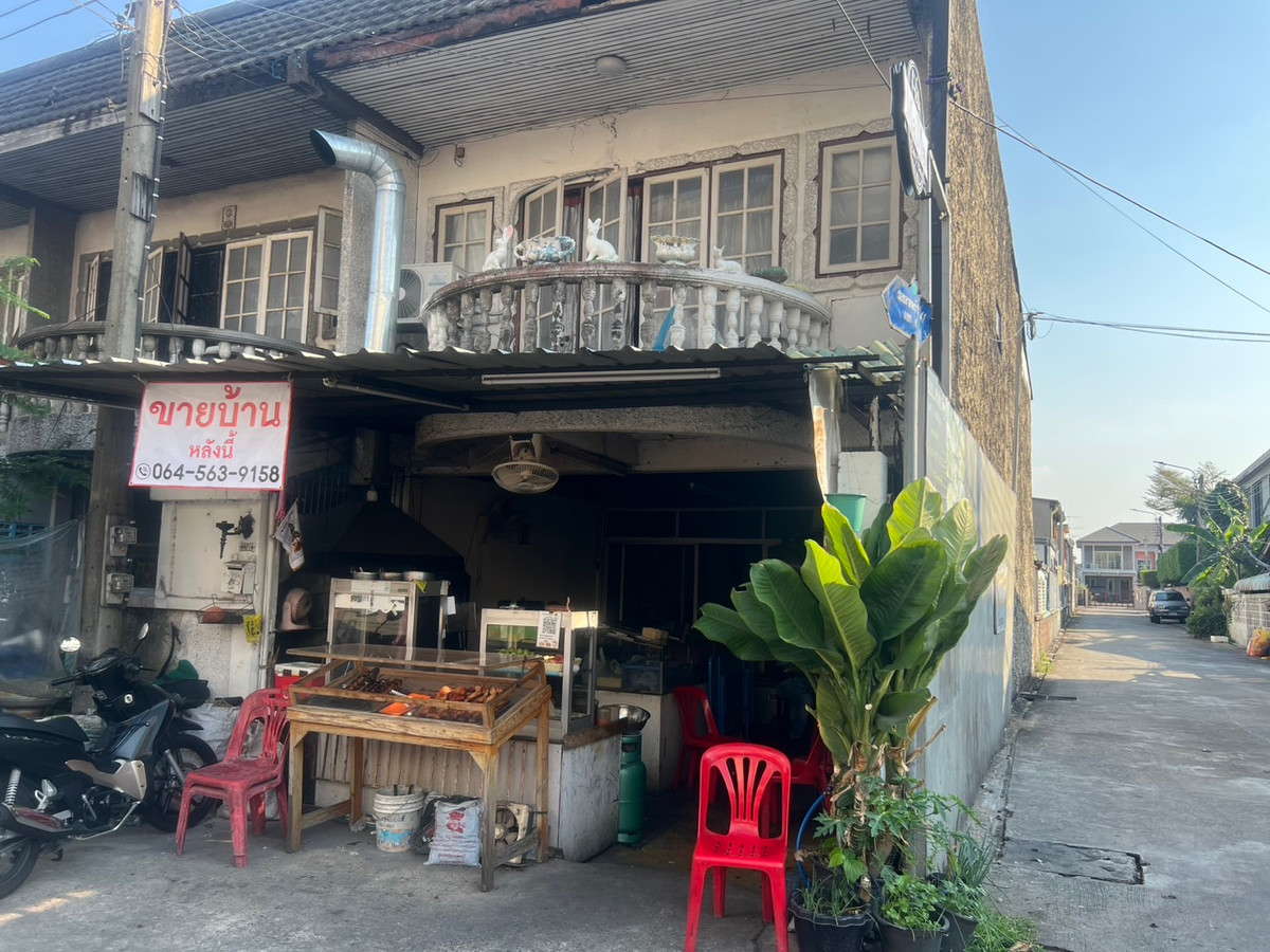 ขายทาวน์โฮมลาดพร้าว เซ็นทรัลลาดพร้าว : ทำเลทอง!! ขายด่วนทาวน์เฮ้าส์ 2 ชั้น ลาดพร้าว41 (ภาวนา) เนื้อที่ 23 ตร.วา 4ห้องนอน 2ห้องน้ำ ห้องรับแขก ห้องเก็บของ ห้องครัว ติดถนนทำเลดี เหมาะกับการลงทุน/ค้าขาย/ทำธุรกิจ/อยู่อาศัย