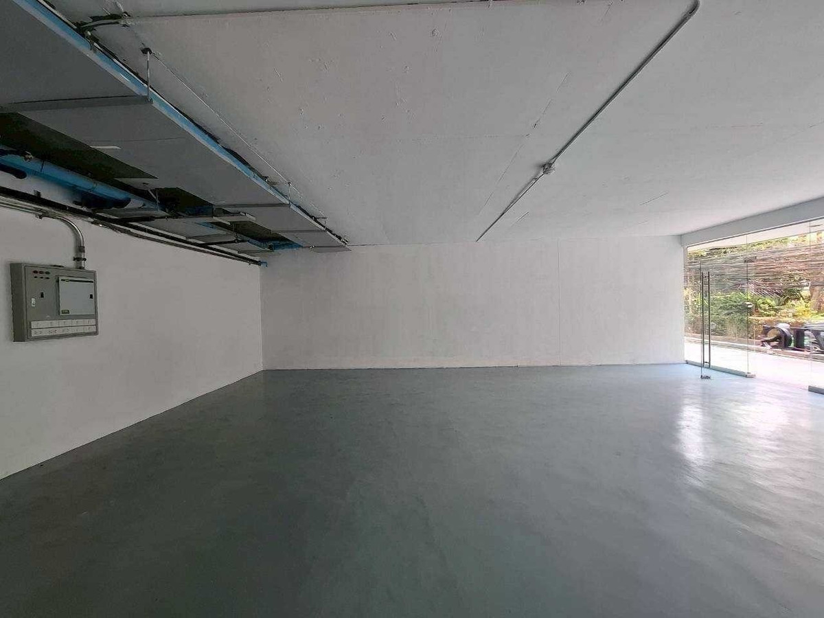 For RentRetail SpaceSukhumvit, Asoke, Thonglor : Space for rent for doing business, 80 square meters @ Thonglor Sukhumvit 55, Floor G, has parking.