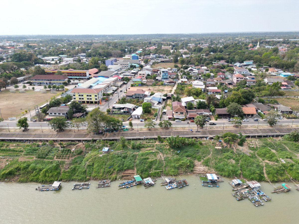 ขายทาวน์โฮมนครพนม : #ขายบ้านริมแม่น้ำโขง #เมืองนครพนม ทำเลดีมากๆ สวยสภาพดี 95% ขายถูก พร้อมอยู่ได้เลย 100 เมตร ถึงริมโขง  #ขายทาวน์เฮาส์ริมโขง 2 ชั้น ขนาด 34.9 ตรว. พื้นที่ใช้สอยรวม 200 ตรม. 2 นอน 2 น้ำ 1 ครัว 2 ที่จอดรถ 