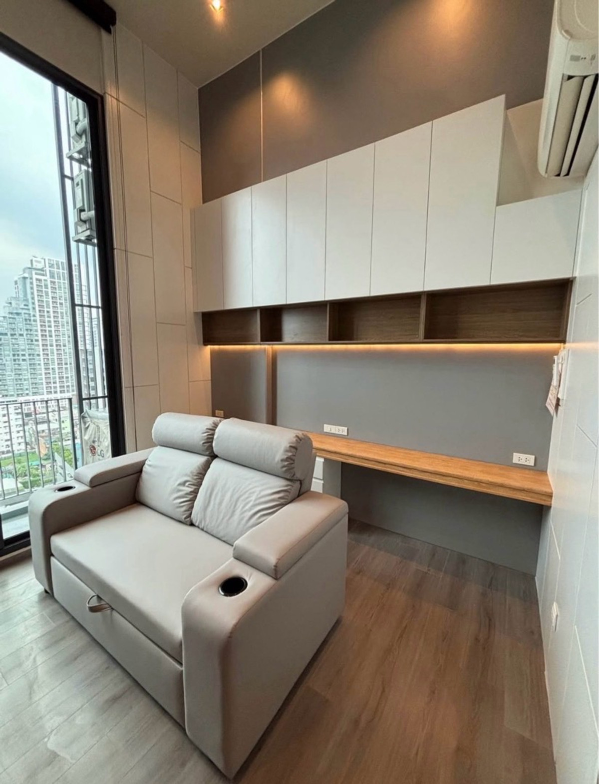 ขายคอนโดสะพานควาย จตุจักร : 🩷  The Reserve Pradipat
- ￼ชั้น 12A 37ตร.ม. (รวมชั้น loft) ขายเพียง 5.5 ล้าน ค่าโอนคนละครึ่ง 
￼- หันทิศเหนือ(วิวไม่บล๊อค) 
- ผนังฝั่งหนึ่งไม่ติดห้องอื่น ￼
- บิ้วอินพร้อมอยู่  
คอนโดเงียบสงบ นิติดี 
LINE  @900cqqhk tel 0859114585. 