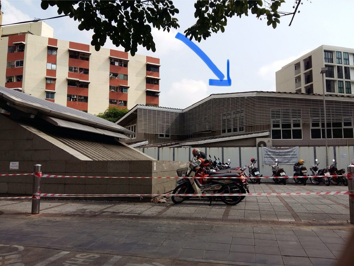 For RentHome OfficeRatchadapisek, Huaikwang, Suttisan : 🚝Home Office 8 rooms, size 150 sq m, next to MRT Lat Phrao 20 meters, parking for 8-10 cars🚗