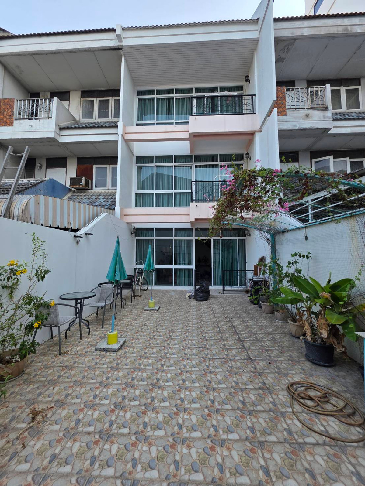 ขายโฮมออฟฟิศเกษตรศาสตร์ รัชโยธิน : ขาย บ้าน Home Office บูติกอพาร์ทเม้น ใก้ลแยกเกษตร สถานีรถไฟฟ้ารัชโยธิน เสนานิคม ตกแต่งสวยพร้อมอยู่ได้เลย สามารถทำเป็น Office. หรือ ทำเป็นที่พักให้เช่ารายวัน รายเดือนได้ หรืออยู่เอง 