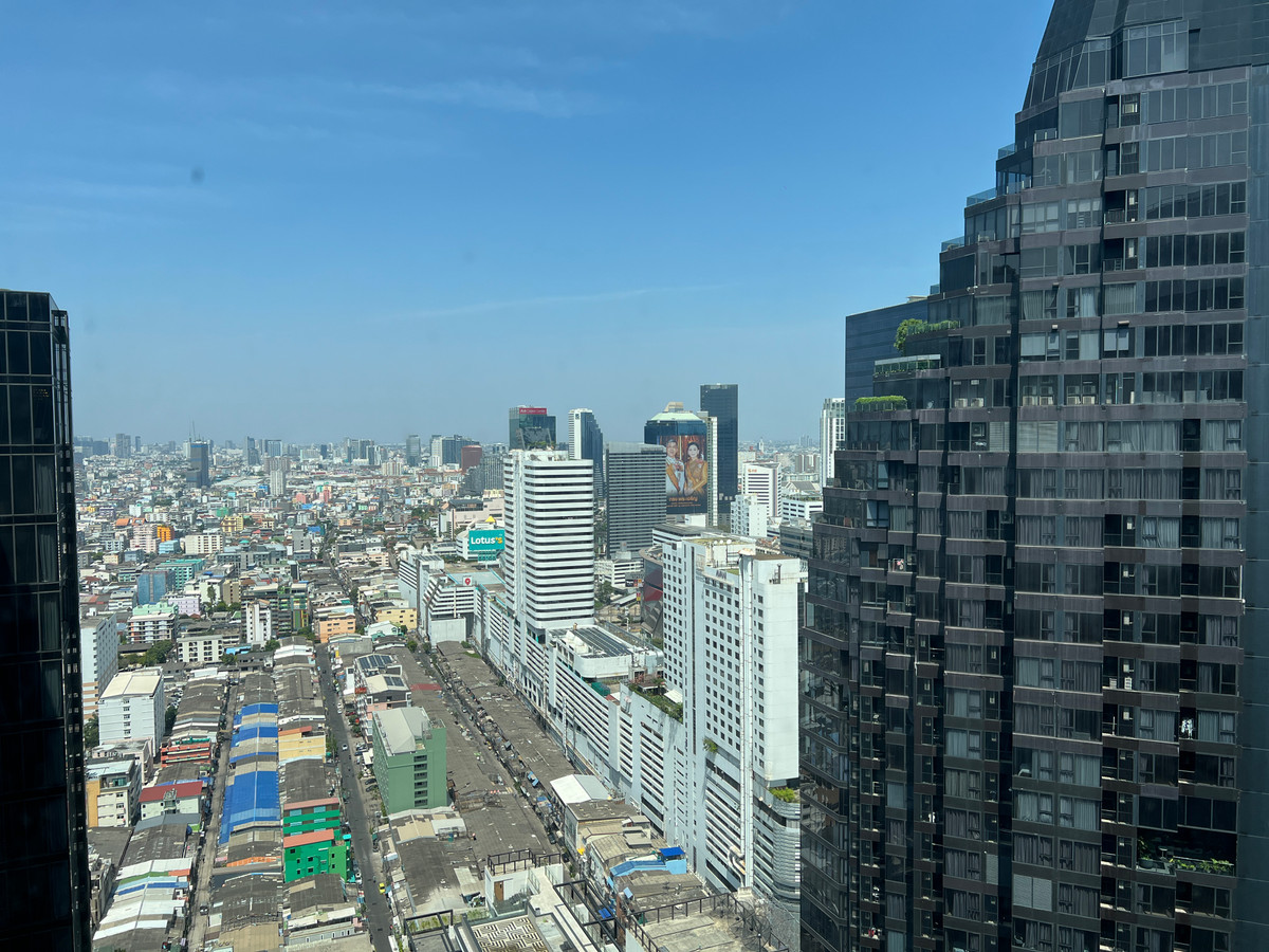 For RentCondoRama9, Petchburi, RCA : High-Floor 1BR at Life Asoke-Rama 9 | 32sqm | Floor 39 | Stunning Views | 21,500 THB