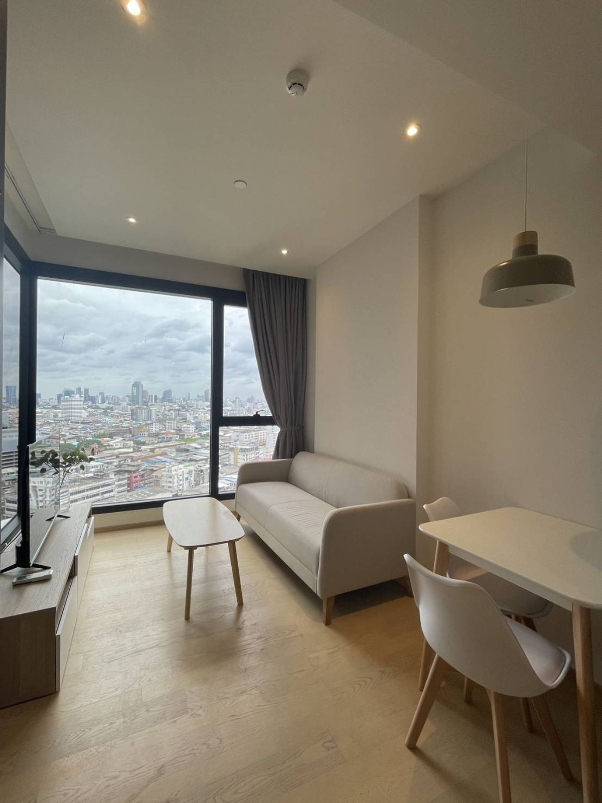 ให้เช่าคอนโดพระราม 9 เพชรบุรีตัดใหม่ RCA : Ashton Asoke-Rama 9 Condo for RENT  ** Ashton Asoke - Rama 9  ห้องกว้าง 35 ตรม. 1 นอน 1 น้ำ พร้อมอยู่@ 28,000 บาท โทรด่วน 096-2615656  ห้องกว้าง 35 ตรม. 1 นอน 1 น้ำ เฟอร์ครบ พร้อมอยู่    Location : Rama 9   Selling Price : 28,000 Baht  Condominium near MR