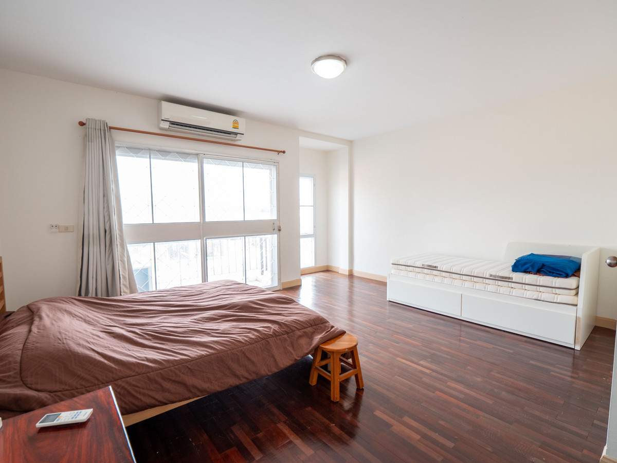 ขายทาวน์โฮมนครพนม : #ขายบ้านริมแม่น้ำโขง #เมืองนครพนม ทำเลดีมากๆ สวยสภาพดี 95% ขายถูก พร้อมอยู่ได้เลย 100 เมตร ถึงริมโขง  #ขายทาวน์เฮาส์ริมโขง 2 ชั้น ขนาด 34.9 ตรว. พื้นที่ใช้สอยรวม 200 ตรม. 2 นอน 2 น้ำ 1 ครัว 2 ที่จอดรถ 