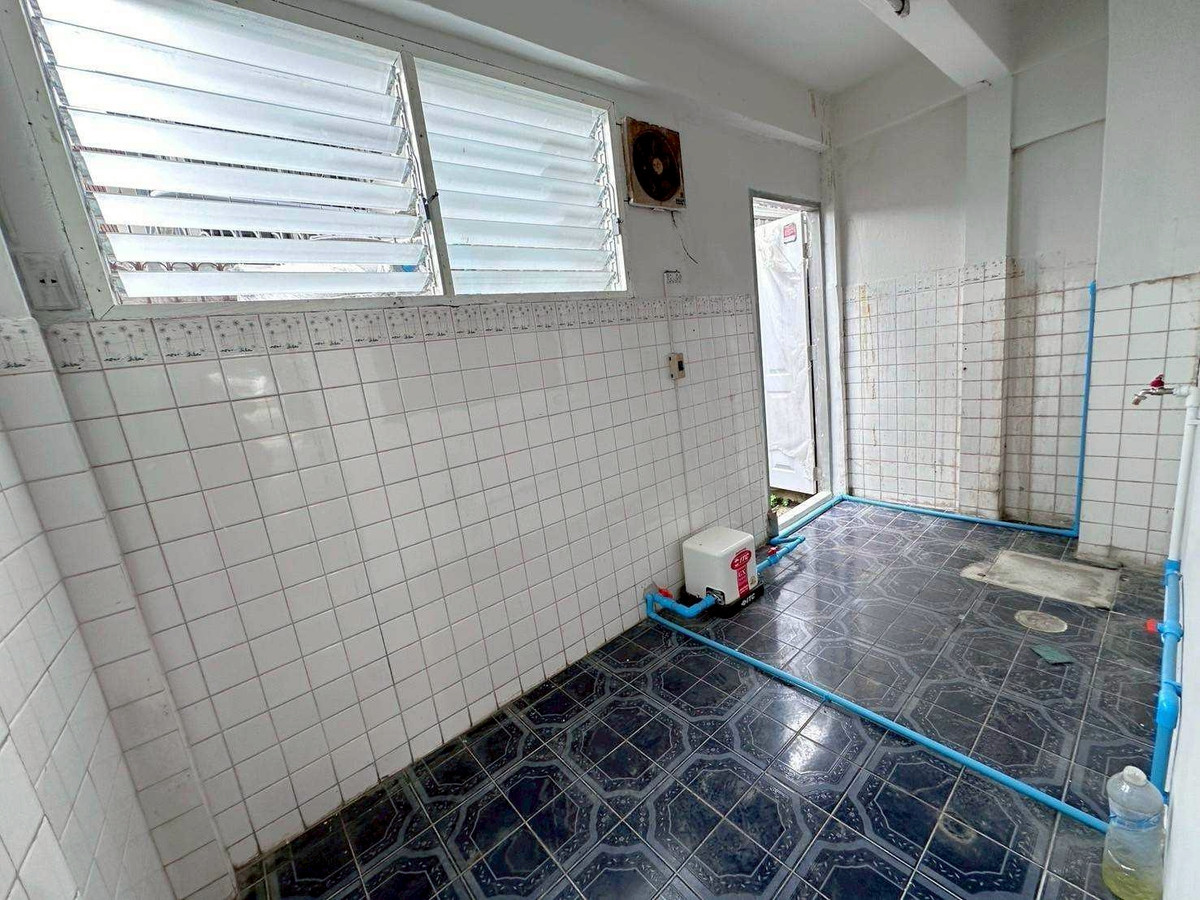 For SaleShop HouseBang kae, Phetkasem : Shophouse/commercial building for sale, 3 floors Soi Phetkasem 18/1, near MRT Bang Phai, MRT Tha Phra, very good location, only 20 meters from the main road.