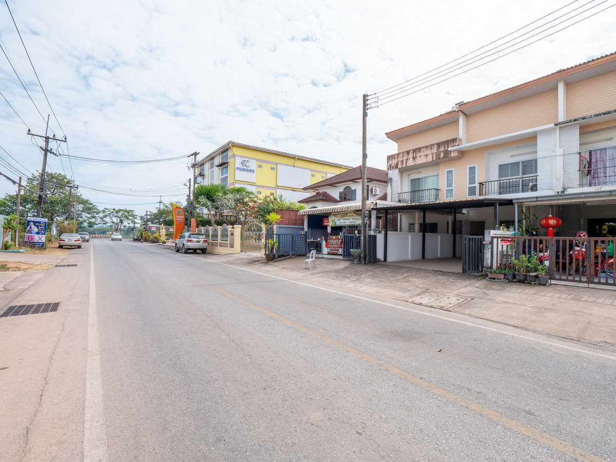 ขายทาวน์โฮมนครพนม : #ขายบ้านริมแม่น้ำโขง #เมืองนครพนม ทำเลดีมากๆ สวยสภาพดี 95% ขายถูก พร้อมอยู่ได้เลย 100 เมตร ถึงริมโขง  #ขายทาวน์เฮาส์ริมโขง 2 ชั้น ขนาด 34.9 ตรว. พื้นที่ใช้สอยรวม 200 ตรม. 2 นอน 2 น้ำ 1 ครัว 2 ที่จอดรถ 