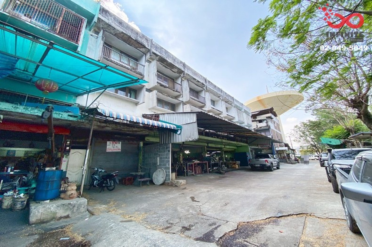 For SaleShop HousePathum Thani,Rangsit, Thammasat : Commercial building for sale, 3.5 floors, 12 sq m, Nava Nakhon, Khlong Nueng, near Nava Nakhon Industrial Estate.