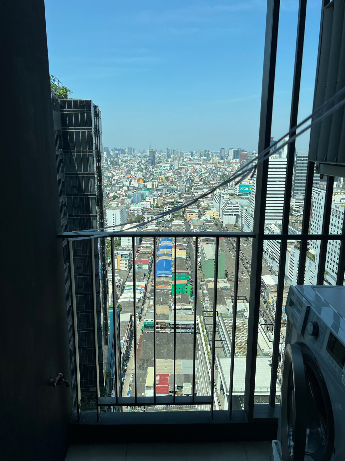 For RentCondoRama9, Petchburi, RCA : High-Floor 1BR at Life Asoke-Rama 9 | 32sqm | Floor 39 | Stunning Views | 21,500 THB