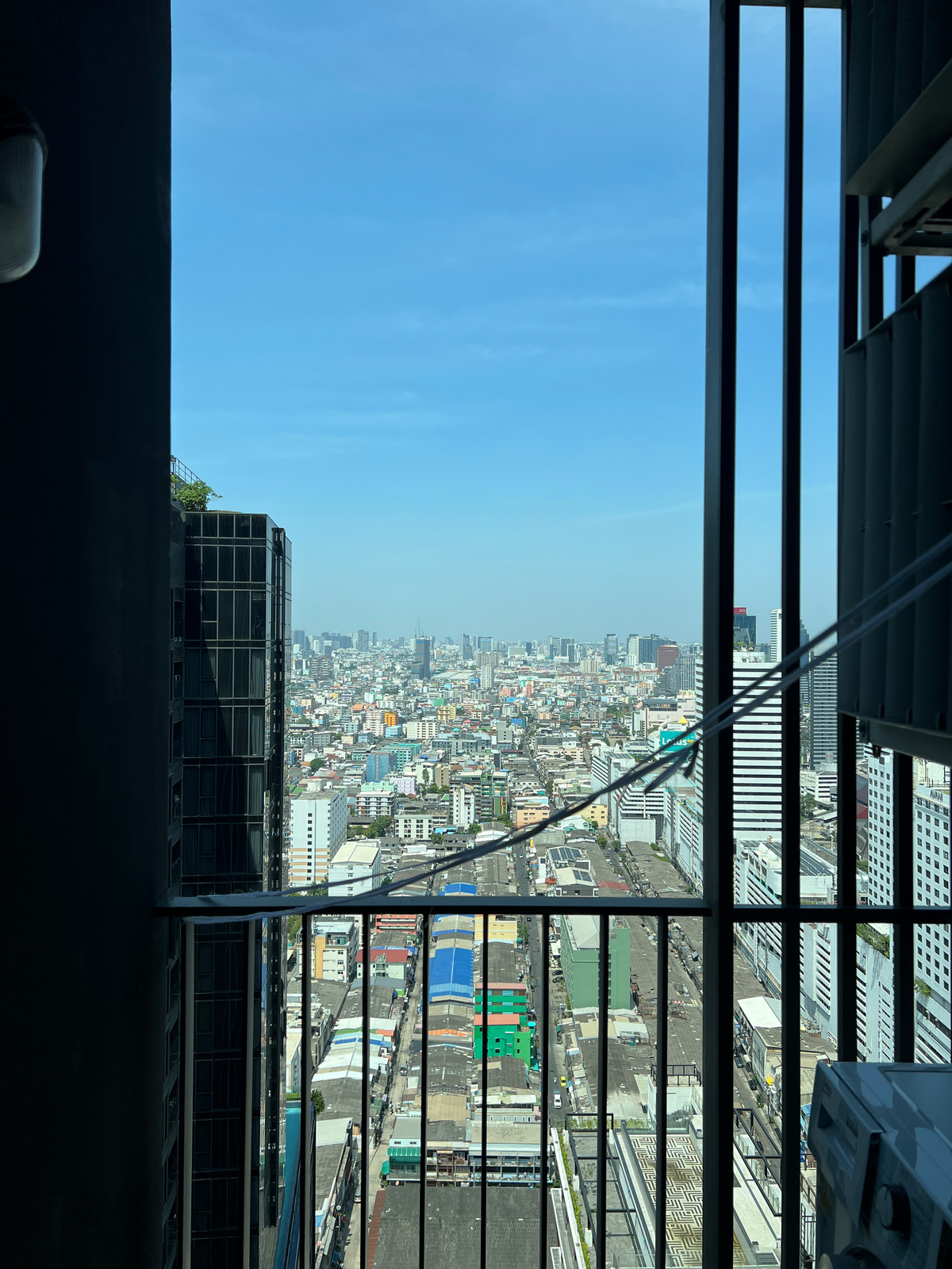 For RentCondoRama9, Petchburi, RCA : High-Floor 1BR at Life Asoke-Rama 9 | 32sqm | Floor 39 | Stunning Views | 21,500 THB