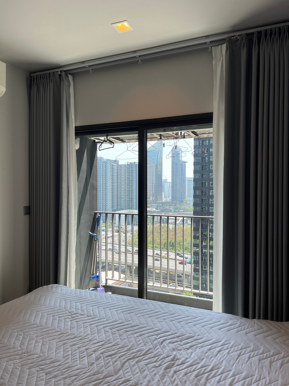 For RentCondoRama9, Petchburi, RCA : Spacious 1BR at Life Asoke-Rama 9 | 35sqm | Floor 20 | 300m to MRT | 20,500 THB