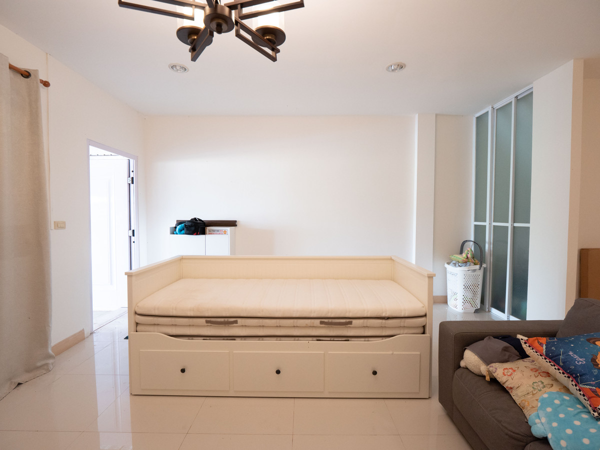 ขายทาวน์โฮมนครพนม : #ขายบ้านริมแม่น้ำโขง #เมืองนครพนม ทำเลดีมากๆ สวยสภาพดี 95% ขายถูก พร้อมอยู่ได้เลย 100 เมตร ถึงริมโขง  #ขายทาวน์เฮาส์ริมโขง 2 ชั้น ขนาด 34.9 ตรว. พื้นที่ใช้สอยรวม 200 ตรม. 2 นอน 2 น้ำ 1 ครัว 2 ที่จอดรถ 