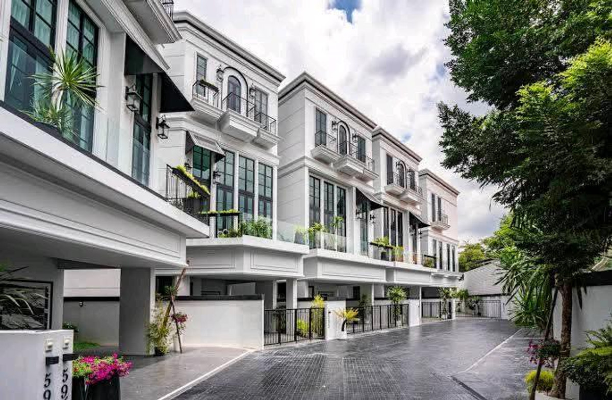 TownhomeSukhumvit, Asoke, Thonglor : 🚩For Rent/Sale : Maison blanche 67 / 🛗 Elevator / 3 Bed , 5 Bath