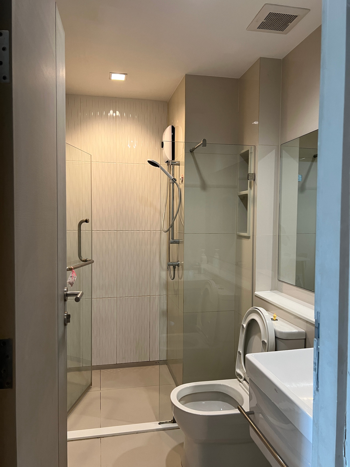 For RentCondoRama9, Petchburi, RCA : Spacious 1BR at Life Asoke-Rama 9 | 35sqm | Floor 20 | 300m to MRT | 20,500 THB