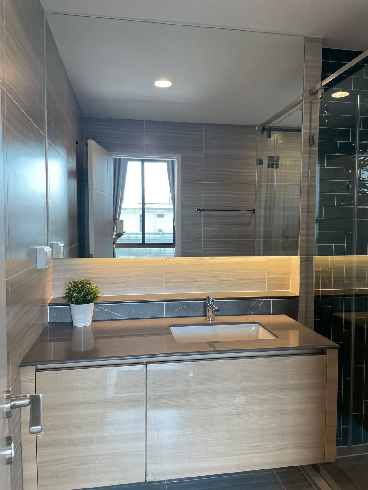 For RentHousePattanakan, Srinakarin : New house, fully furnished Ready to move in immediately, parking for 3 cars, including EV charger ✨