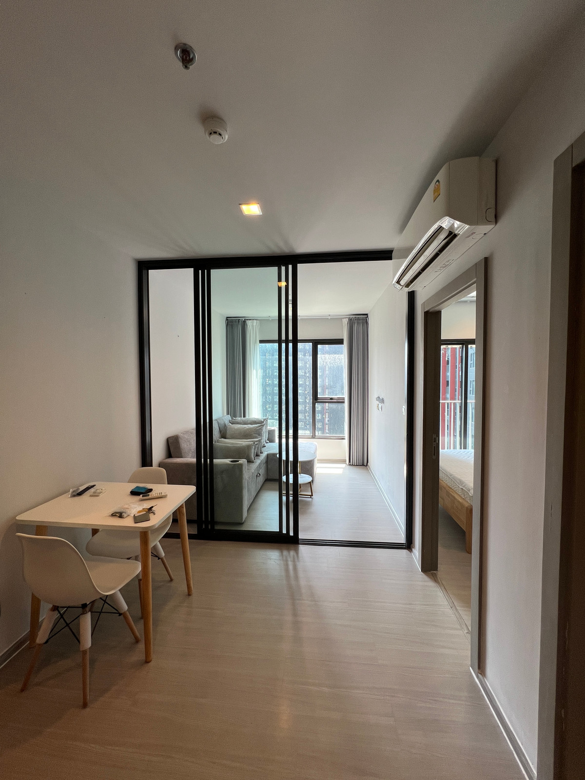 For RentCondoRama9, Petchburi, RCA : Spacious 1BR at Life Asoke-Rama 9 | 35sqm | Floor 20 | 300m to MRT | 20,500 THB