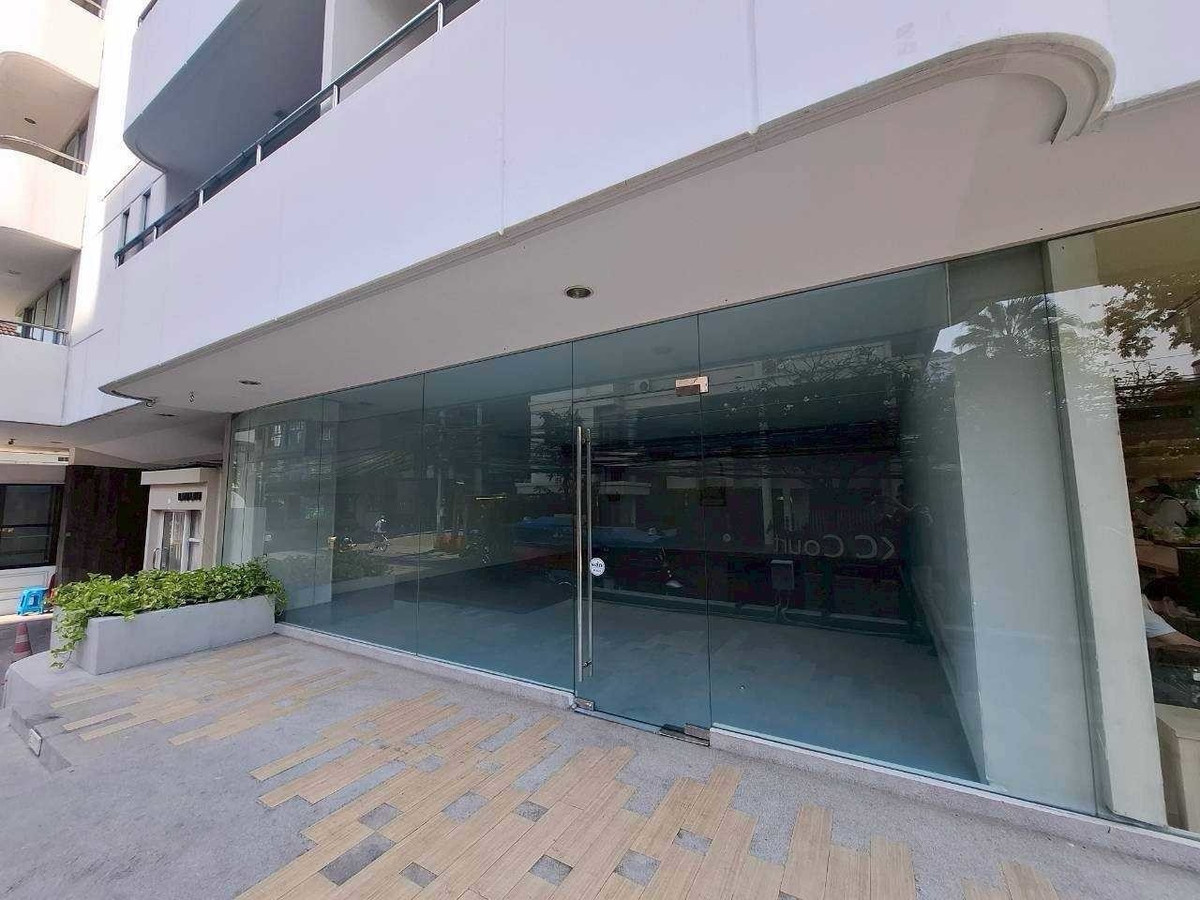 For RentRetail SpaceSukhumvit, Asoke, Thonglor : Space for rent for doing business, 80 square meters @ Thonglor Sukhumvit 55, Floor G, has parking.