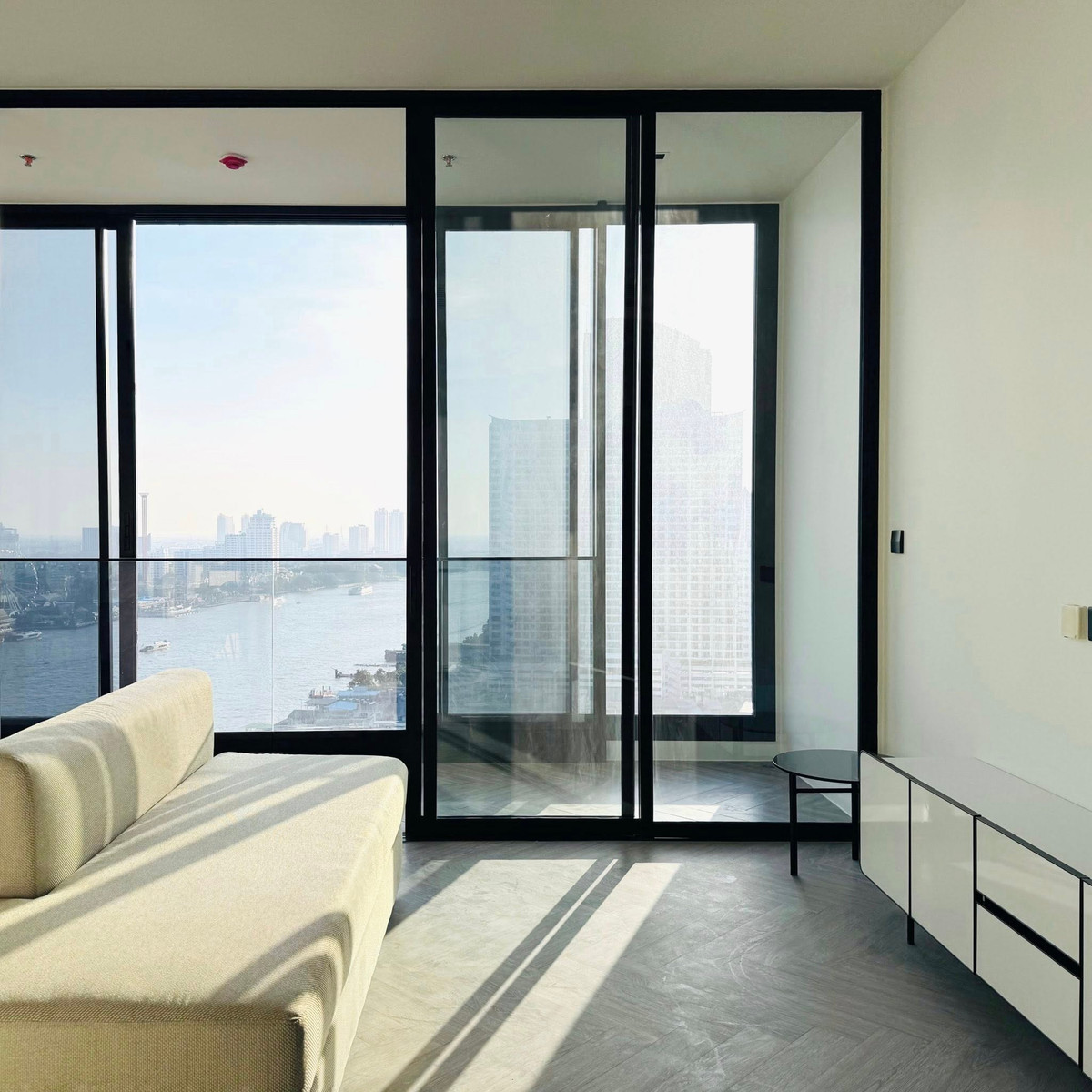 For SaleCondoWongwianyai, Charoennakor : Chapter Charoen Nakhon - Riverside Wake up early and see the curve of the Chao Phraya River. Tea and coffee are more delicious without explanation.