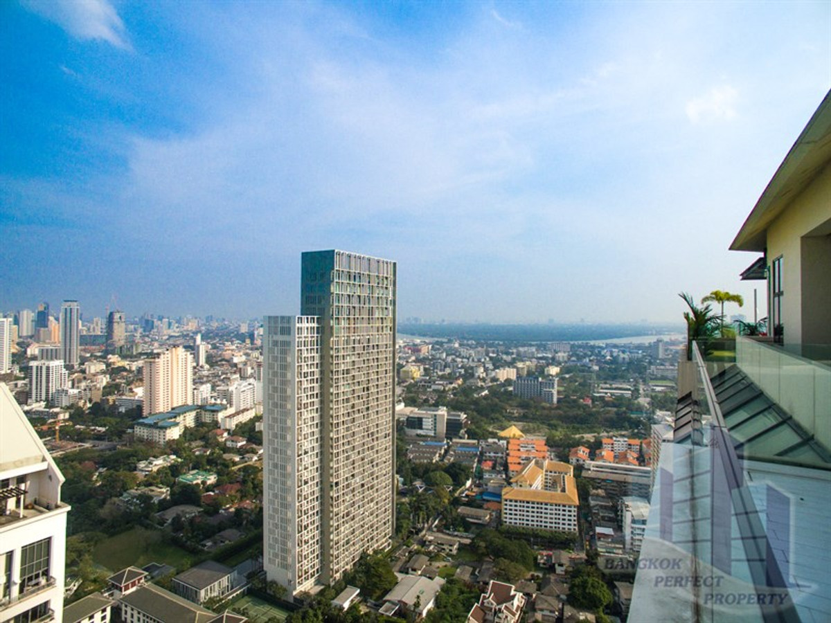 ขายคอนโดสาทร นราธิวาส : เพนท์เฮาส์พร้อมระเบียงขนาดใหญ่ในสาทร กรุงเทพฯ สำหรับขาย