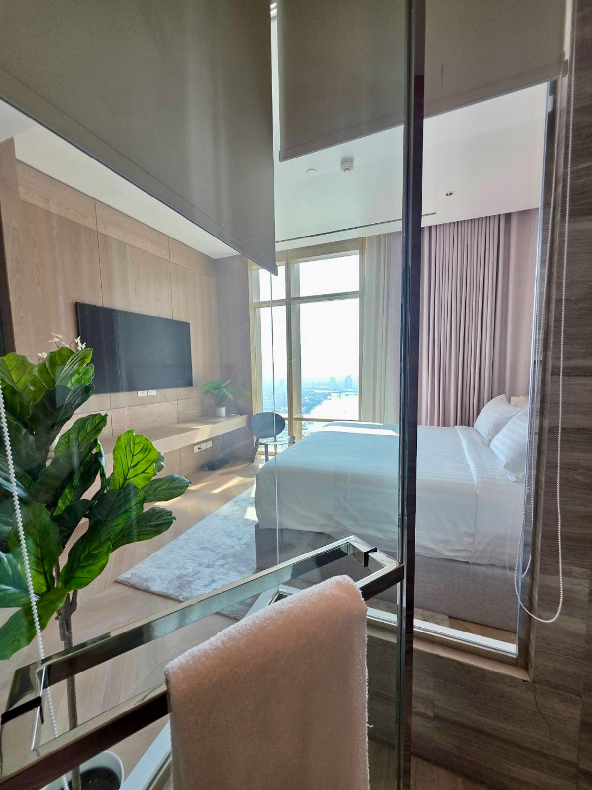 ให้เช่าคอนโดสาทร นราธิวาส : Four Season Private Residences: 2bed 3bath 123sqm 4XFl 260,000/mth Am: 0656199198