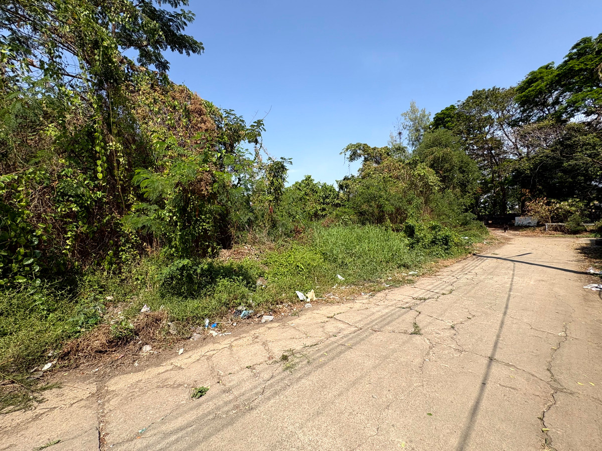 For SaleLandNawamin, Ramindra : (10 February 2026) Lakeside land 208 square wah, lakeside Nawamin Phirom Park, Nawamin 24 Uthen 8-2, width 25 meters, depth 32 meters, 8,500,000.- (40,800.- per square wah)