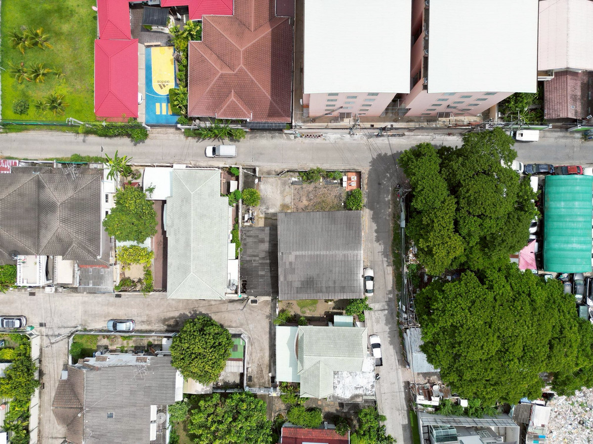 For SaleLandLadprao101, Happy Land, The Mall Bang Kapi : CS067  For sale: Second-hand townhome, Ladprao 101/35, Pimthong Village. Prime location near shopping malls, in a quiet soi (street). Good price. Viewing available daily.