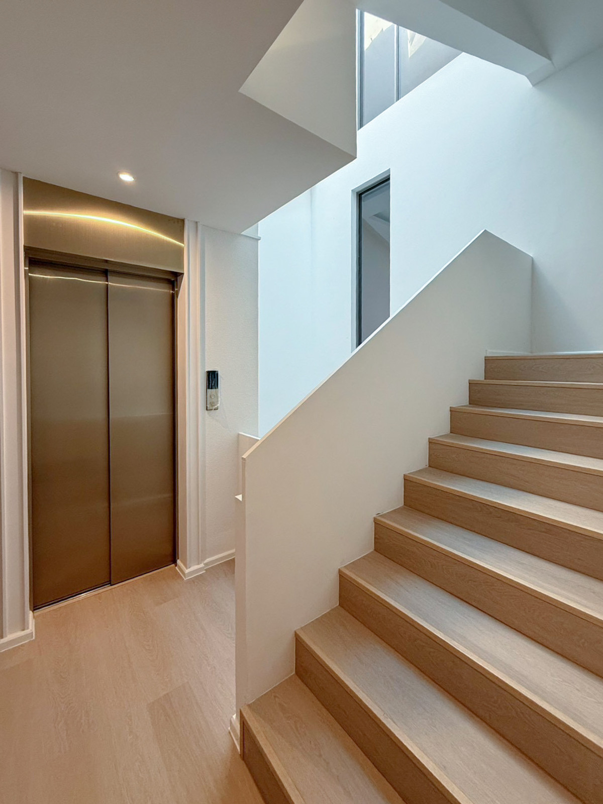 For SaleTownhomeSukhumvit, Asoke, Thonglor : ✨ Townhome / Home Office Luxury | Pridi 14 (Sukhumvit 71) ✨ Premium space Near Ekkamai-Thonglor Just a few minutes Suitable for both living and making a home office in the heart of the city.