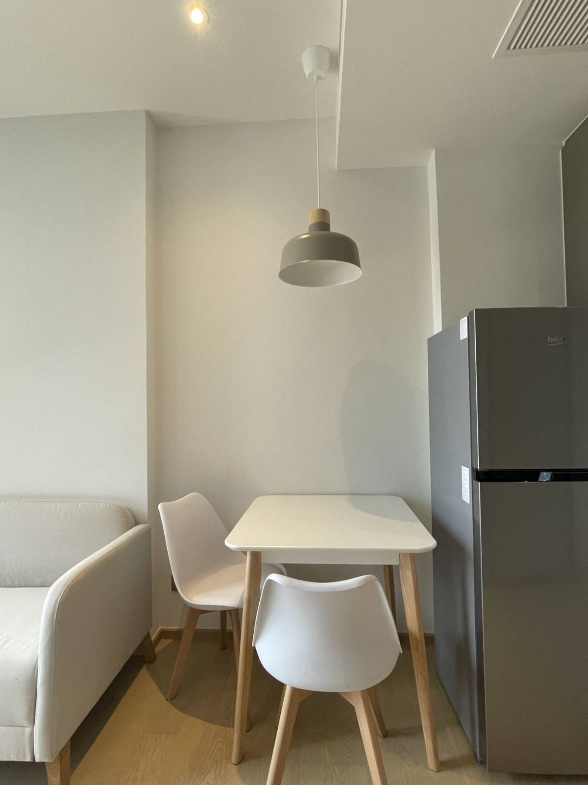 ให้เช่าคอนโดพระราม 9 เพชรบุรีตัดใหม่ RCA : Ashton Asoke-Rama 9 Condo for RENT  ** Ashton Asoke - Rama 9  ห้องกว้าง 35 ตรม. 1 นอน 1 น้ำ พร้อมอยู่@ 28,000 บาท โทรด่วน 096-2615656  ห้องกว้าง 35 ตรม. 1 นอน 1 น้ำ เฟอร์ครบ พร้อมอยู่    Location : Rama 9   Selling Price : 28,000 Baht  Condominium near MR