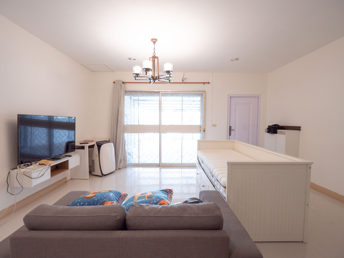 ขายทาวน์โฮมนครพนม : #ขายบ้านริมแม่น้ำโขง #เมืองนครพนม ทำเลดีมากๆ สวยสภาพดี 95% ขายถูก พร้อมอยู่ได้เลย 100 เมตร ถึงริมโขง  #ขายทาวน์เฮาส์ริมโขง 2 ชั้น ขนาด 34.9 ตรว. พื้นที่ใช้สอยรวม 200 ตรม. 2 นอน 2 น้ำ 1 ครัว 2 ที่จอดรถ 