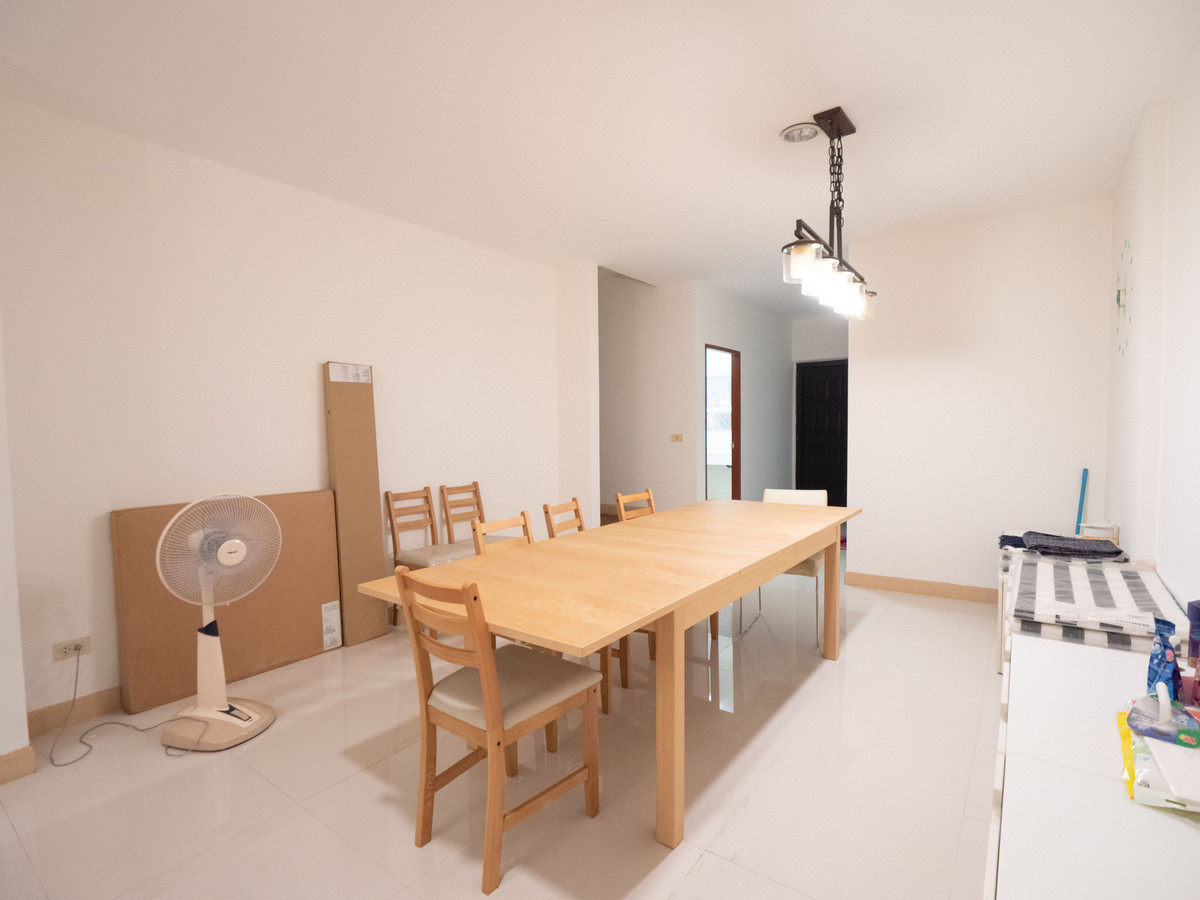 ขายทาวน์โฮมนครพนม : #ขายบ้านริมแม่น้ำโขง #เมืองนครพนม ทำเลดีมากๆ สวยสภาพดี 95% ขายถูก พร้อมอยู่ได้เลย 100 เมตร ถึงริมโขง  #ขายทาวน์เฮาส์ริมโขง 2 ชั้น ขนาด 34.9 ตรว. พื้นที่ใช้สอยรวม 200 ตรม. 2 นอน 2 น้ำ 1 ครัว 2 ที่จอดรถ 