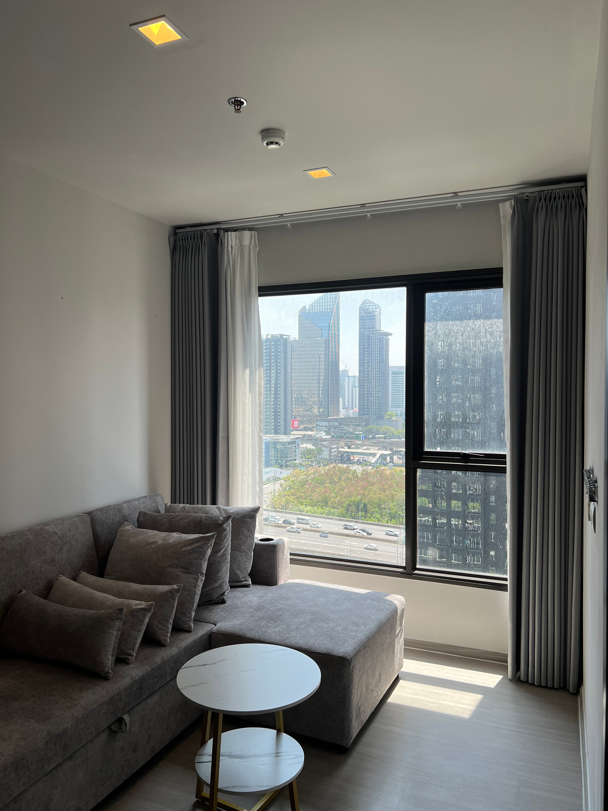 For RentCondoRama9, Petchburi, RCA : Spacious 1BR at Life Asoke-Rama 9 | 35sqm | Floor 20 | 300m to MRT | 20,500 THB