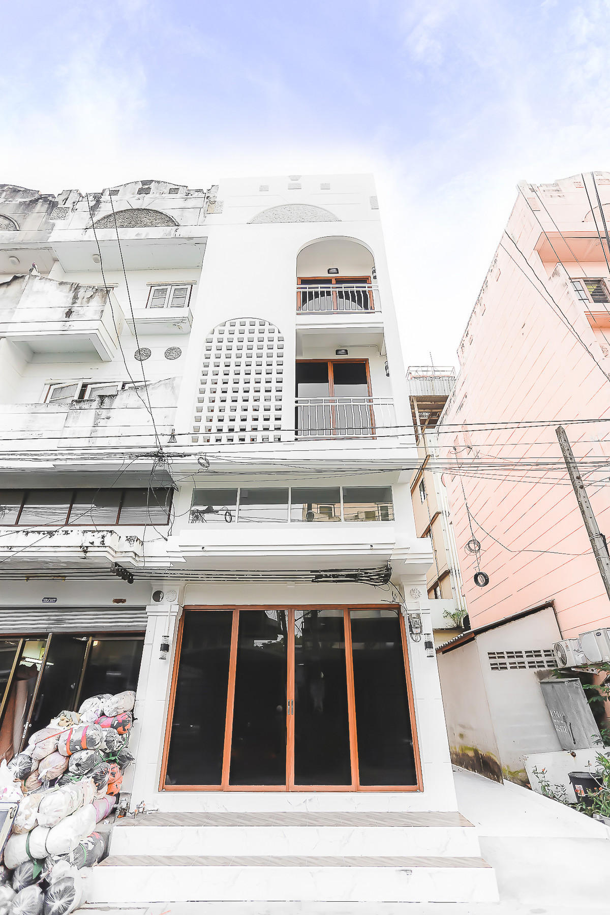 ขายอาคารพาณิชย์นวมินทร์ รามอินทรา : 🏠✨ ขายด่วน อาคารพาณิชย์ 3.5 ชั้น  สีขาวคลีนๆ รีโนเวทใหม่ทั้งหลัง  พร้อมอยู่ทำเลดี ✨