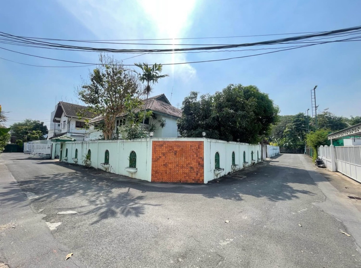 ขายบ้านสุขุมวิท อโศก ทองหล่อ : ขายด่วน!❤️❤️❤️ ที่ดินแปลงมุม กลางสุขุมวิท 71 (ปรีดีพนมยงค์ 42) เพชรเม็ดงามใจกลางเมือง