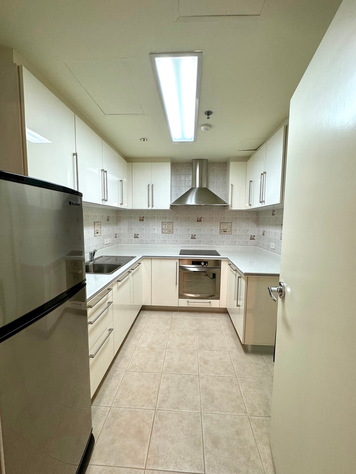 For SaleCondoWitthayu, Chidlom, Langsuan, Ploenchit : Langsuan Ville: 1+1 bed 1bath 97.05sqm. 17,000,000 transfer fee 50/50 Am: 0656199198