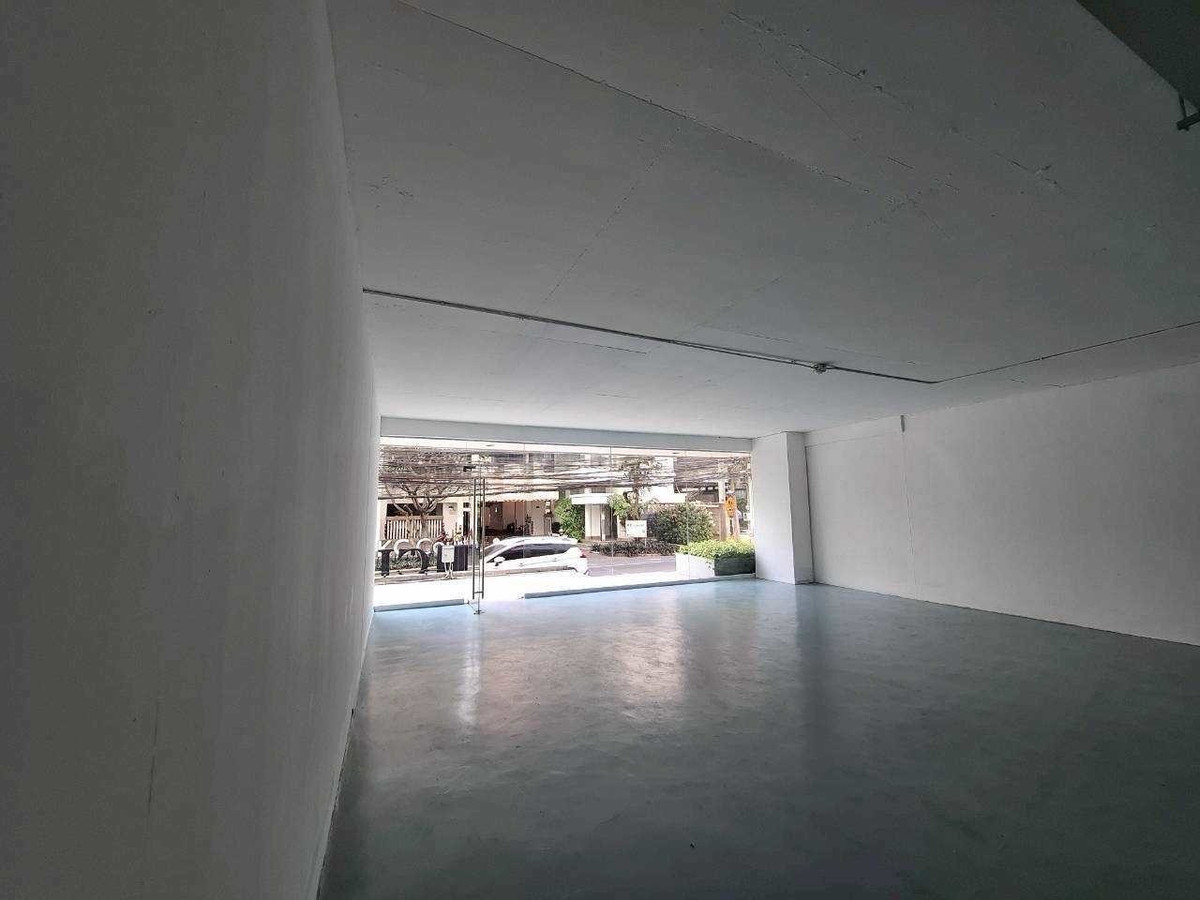 For RentRetail SpaceSukhumvit, Asoke, Thonglor : Space for rent for doing business, 80 square meters @ Thonglor Sukhumvit 55, Floor G, has parking.