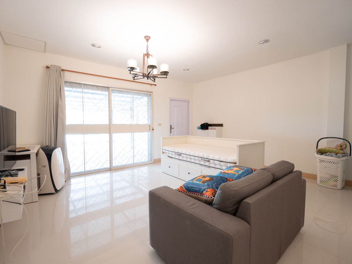 ขายทาวน์โฮมนครพนม : #ขายบ้านริมแม่น้ำโขง #เมืองนครพนม ทำเลดีมากๆ สวยสภาพดี 95% ขายถูก พร้อมอยู่ได้เลย 100 เมตร ถึงริมโขง  #ขายทาวน์เฮาส์ริมโขง 2 ชั้น ขนาด 34.9 ตรว. พื้นที่ใช้สอยรวม 200 ตรม. 2 นอน 2 น้ำ 1 ครัว 2 ที่จอดรถ 