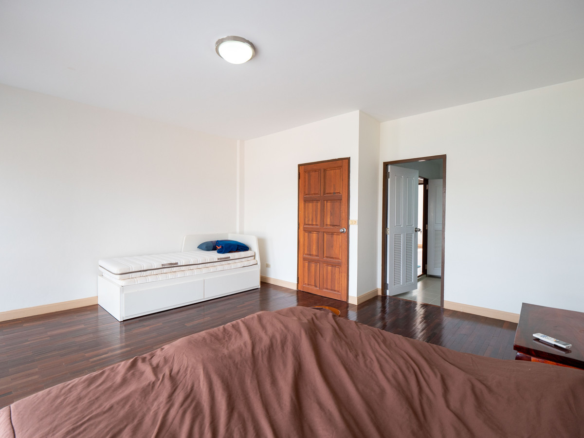 ขายทาวน์โฮมนครพนม : #ขายบ้านริมแม่น้ำโขง #เมืองนครพนม ทำเลดีมากๆ สวยสภาพดี 95% ขายถูก พร้อมอยู่ได้เลย 100 เมตร ถึงริมโขง  #ขายทาวน์เฮาส์ริมโขง 2 ชั้น ขนาด 34.9 ตรว. พื้นที่ใช้สอยรวม 200 ตรม. 2 นอน 2 น้ำ 1 ครัว 2 ที่จอดรถ 