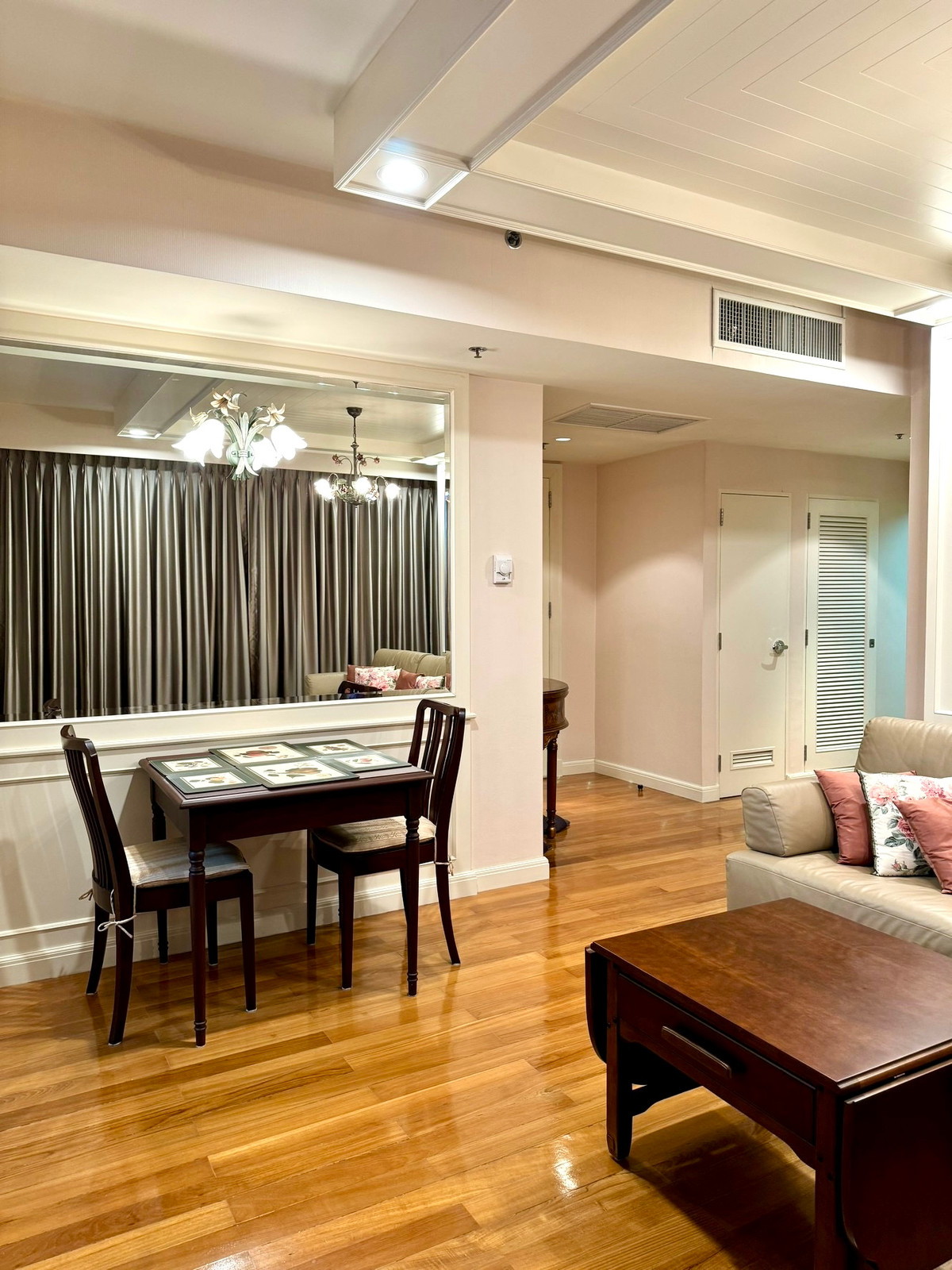 For SaleCondoWitthayu, Chidlom, Langsuan, Ploenchit : Langsuan Ville: 1+1 bed 1bath 97.05sqm. 17,000,000 transfer fee 50/50 Am: 0656199198