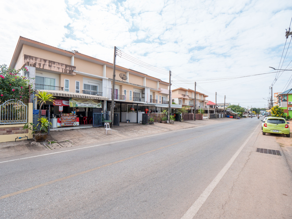 ขายทาวน์โฮมนครพนม : #ขายบ้านริมแม่น้ำโขง #เมืองนครพนม ทำเลดีมากๆ สวยสภาพดี 95% ขายถูก พร้อมอยู่ได้เลย 100 เมตร ถึงริมโขง  #ขายทาวน์เฮาส์ริมโขง 2 ชั้น ขนาด 34.9 ตรว. พื้นที่ใช้สอยรวม 200 ตรม. 2 นอน 2 น้ำ 1 ครัว 2 ที่จอดรถ 