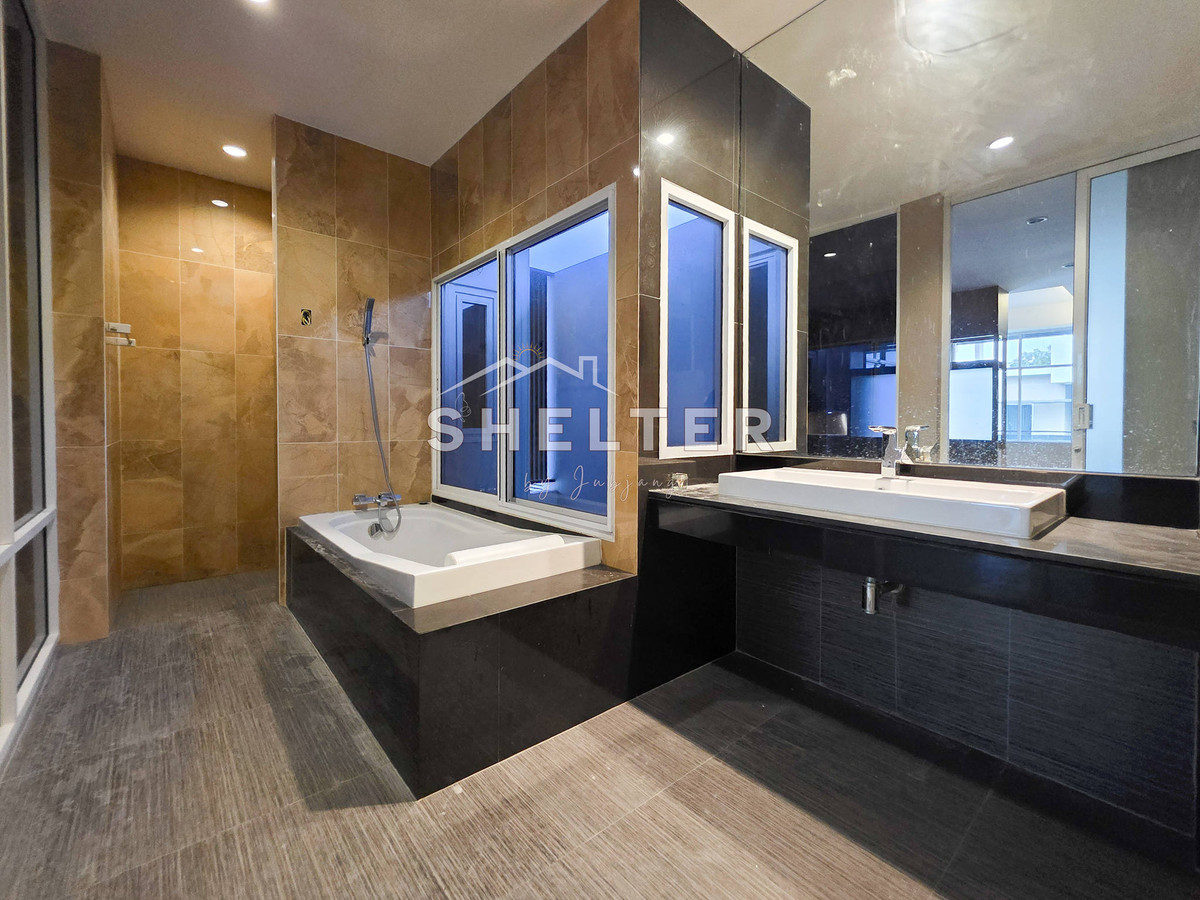 For SaleHousePattanakan, Srinakarin : 3-story detached house, modern style Project electrical wires into the ground Near The Nine and ABAC 🏠