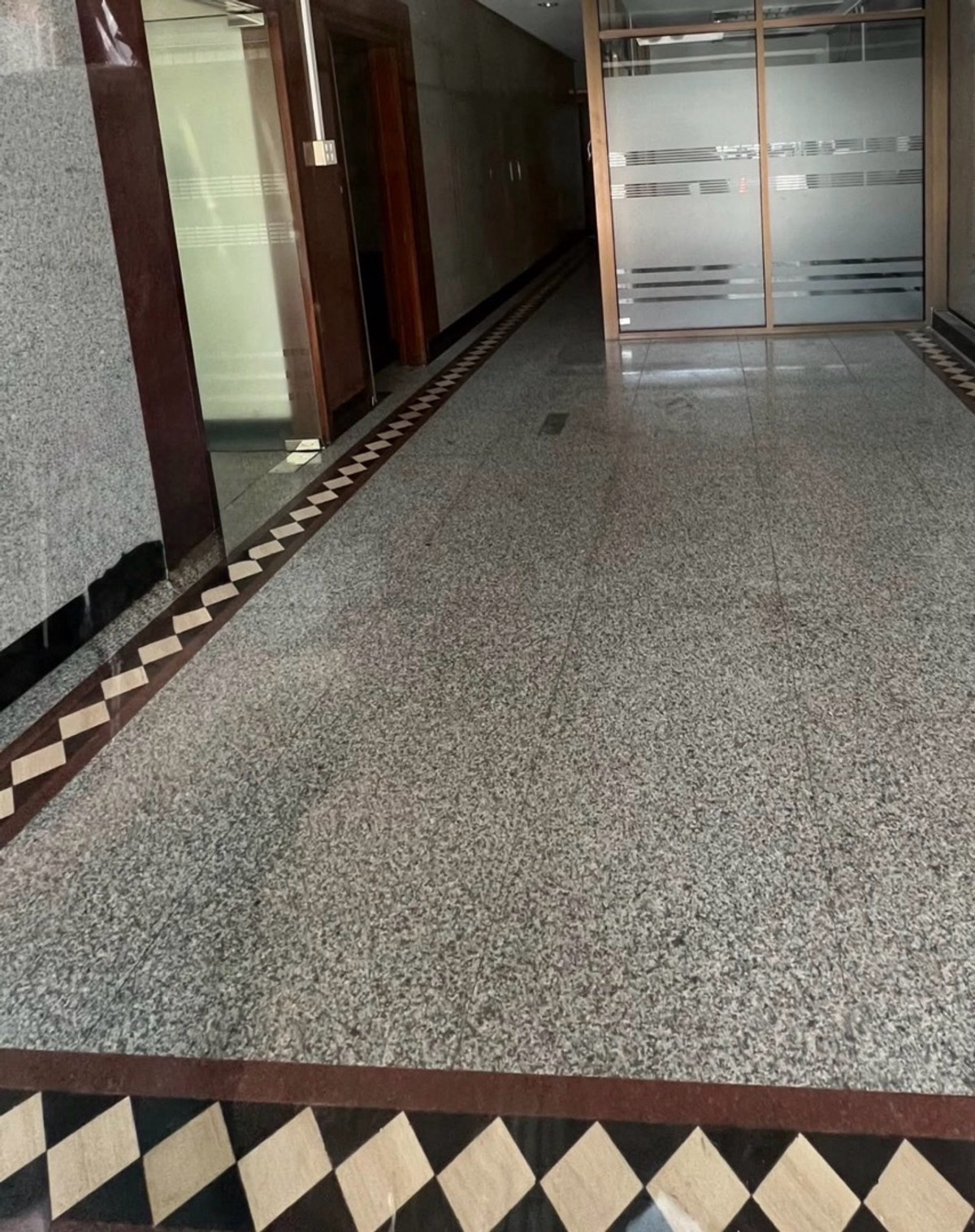 ให้เช่าอาคารพาณิชย์อารีย์ อนุสาวรีย์ : ให้เช่าอาคารพาณิชย์ 2 คูหา ติดถนนพหลโยธิน ทำเลสนามเป้า พื้นที่ใหญ่ จอดรถหน้าอาคารได้